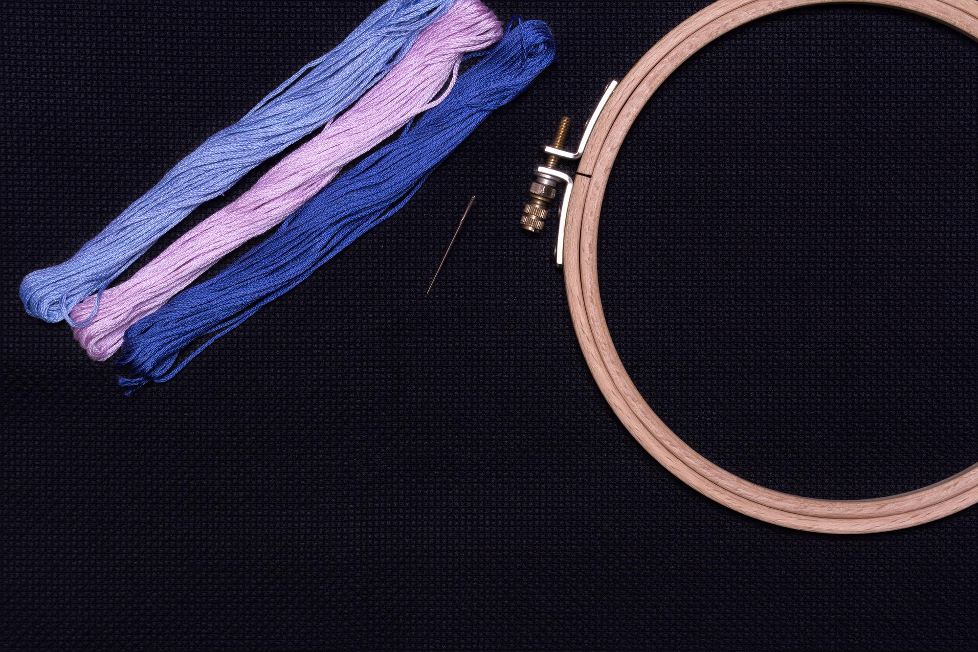 Composizione di tre patch ricamate con dettagli metallici
