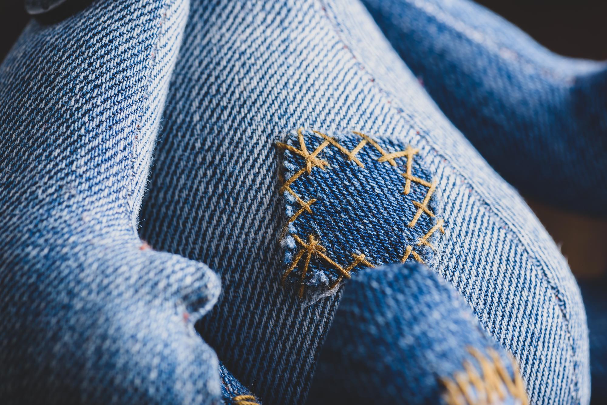 Ricamo contemporaneo su giacca in denim, vista ravvicinata